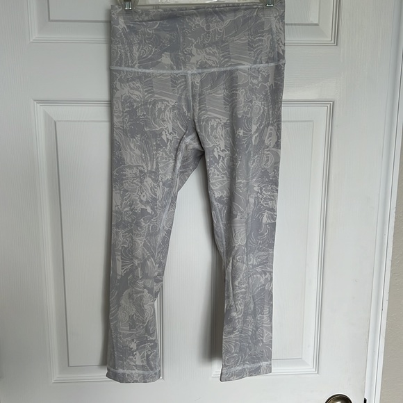 ✨CLOSET CLEAN OUT: Lululemon Capris Leggings - Picture 1 of 3